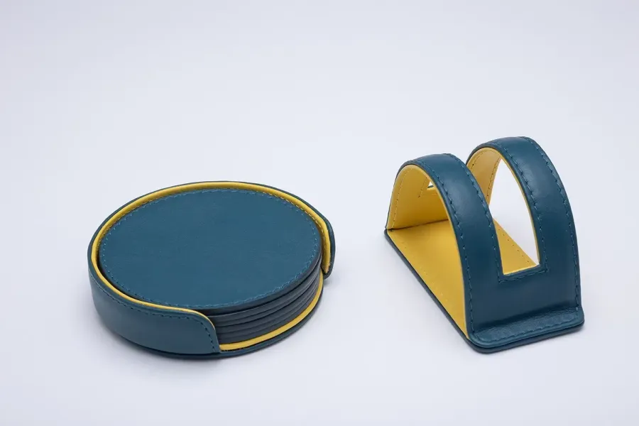 obrazek 3 Elegancki zestaw skórzanych podkładek w kolorze niebiesko-żółtym - do jadalni