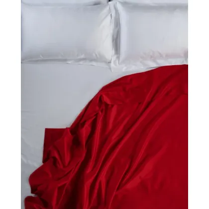 Zdjęcie Piękne czerwone prześcieradło na łóżko sypialniane
