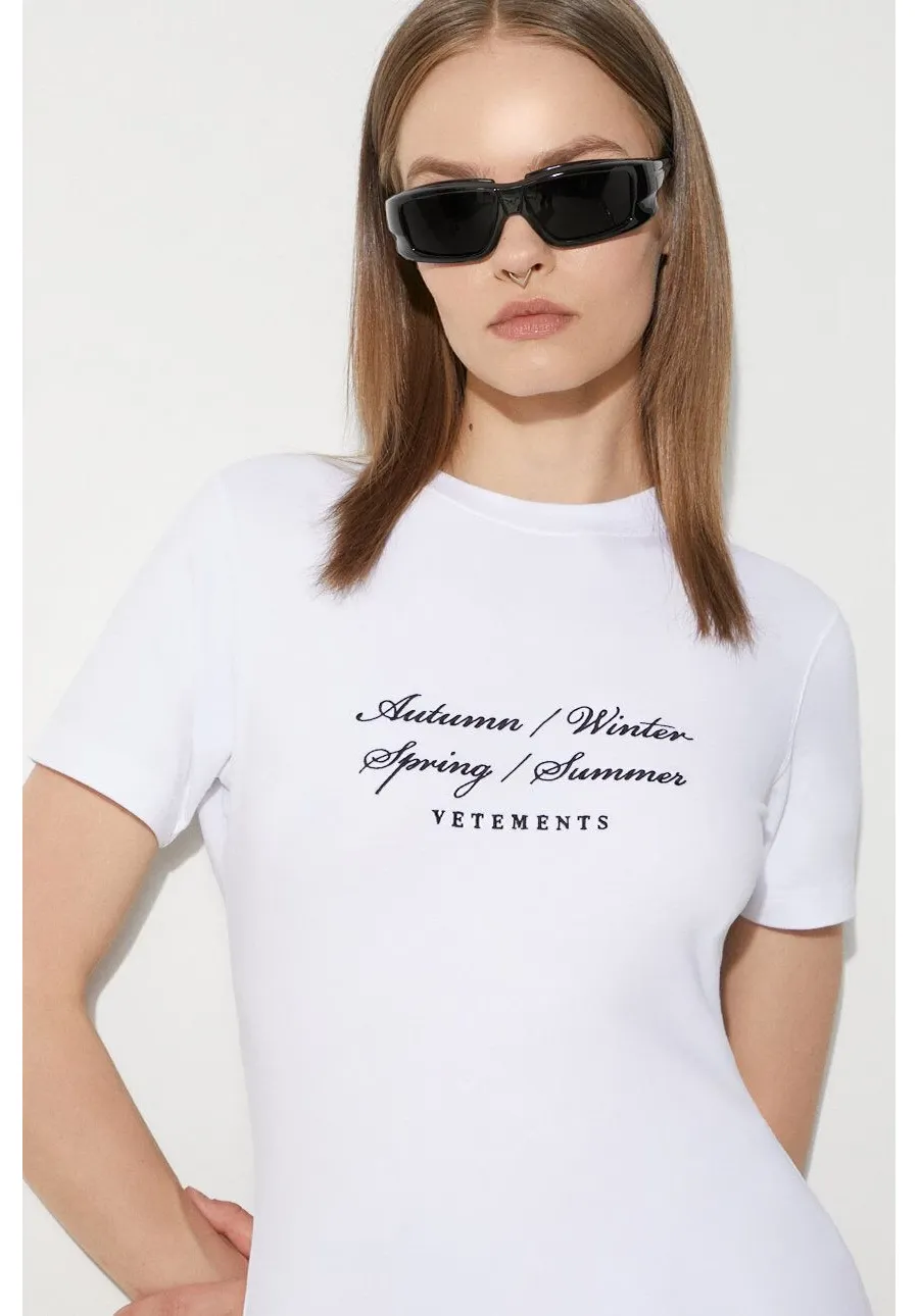obrazek 1 VETEMENTS t-shirt 4 Seasons Embroidered Logo Fitted T-Shirt damski kolor biały WE64TR620W