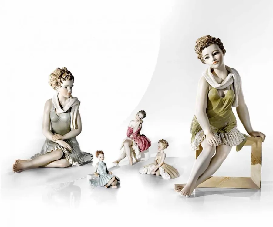 obrazek 2 Porcelanowa kobieta siedząca na marmurowej ławce - Sibania
