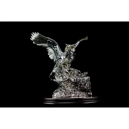 Picture A charming figure of an owl on a stump