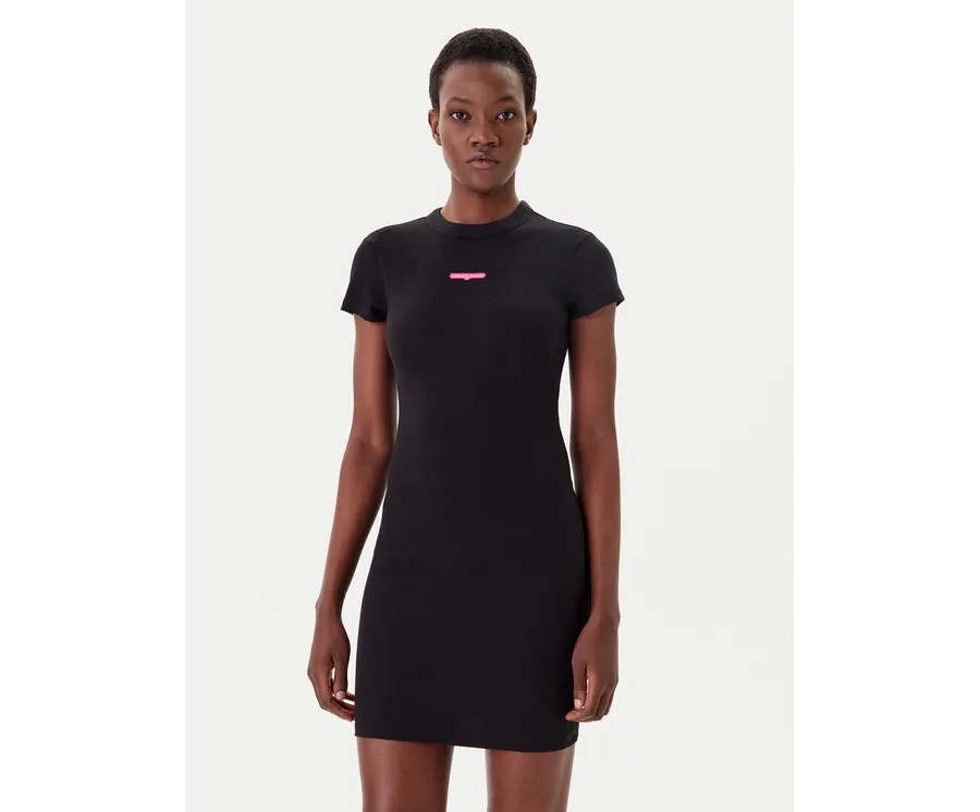 obrazek 1 Tommy Jeans Sukienka codzienna Script DW0DW21186 Czarny Slim Fit