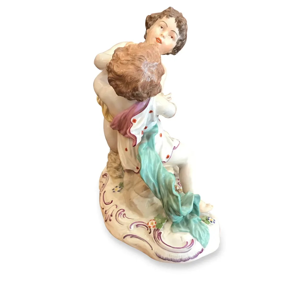 obrazek 4 Dwóch cherubinów w kochających i figlarnych postawach z ręcznie malowanej porcelany polichromowanej