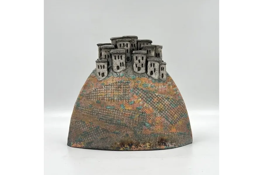 obrazek 1 Elegancka figurka z ceramiki "Na wzgórzu" - doskonały pomysł na prezent