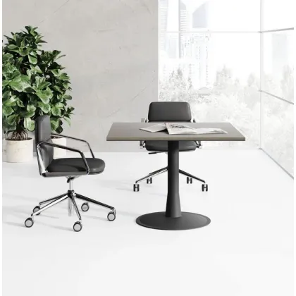 Zdjęcie Kwadratowy stół konferencyjny z metalową podstawą