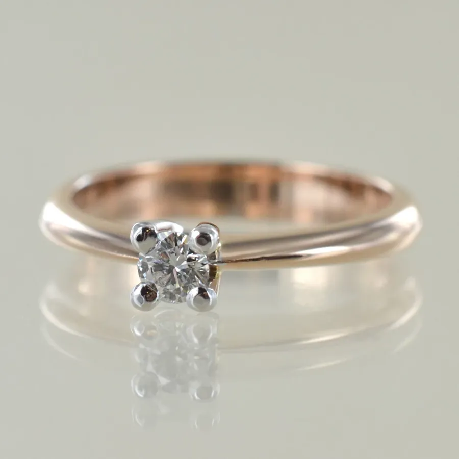 obrazek 3 Średni pierścionek Solitaire z różanym złotem i diamentem 0,16 karata