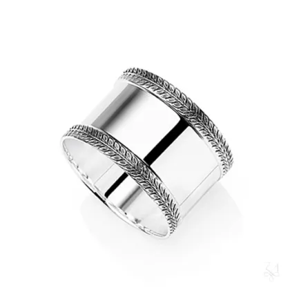 Picture Beautifully decorated round napkin ring made of silver - Zaramella Argenti