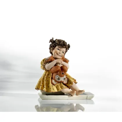 Zdjęcie Porcelanowa lalka dziewczynki z misiem - Sibania