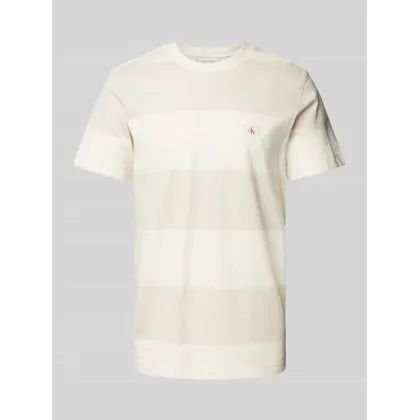 Zdjęcie T-shirt z naszywką z logo