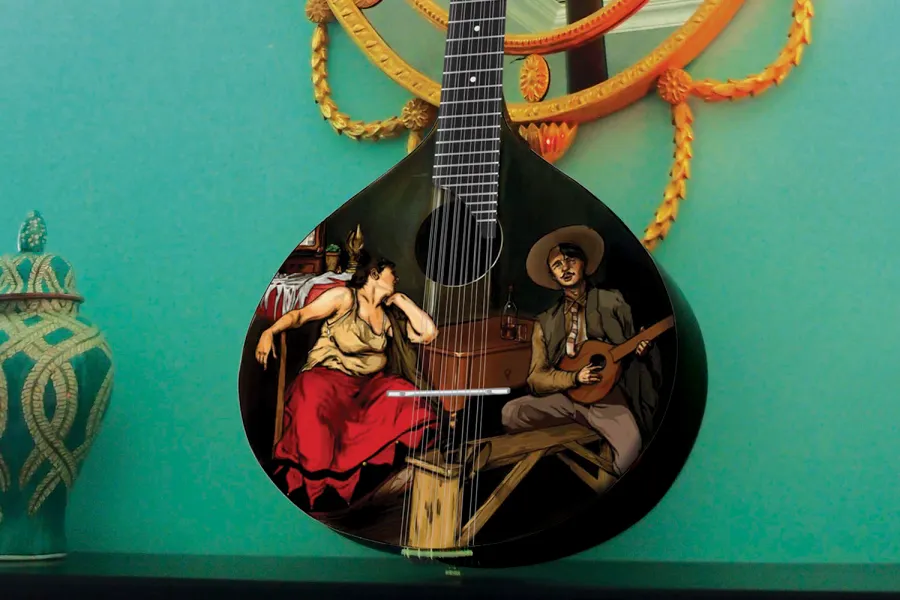 picture 5 Exclusive guitar made out of manually painted wood - Malabar
