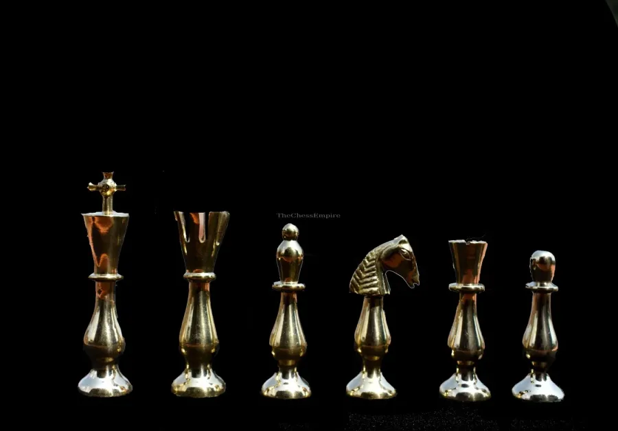 obrazek 5 Oryginalny komplet szachowy z naturalnego i postarzanego mosiądzu - The Chess Empire