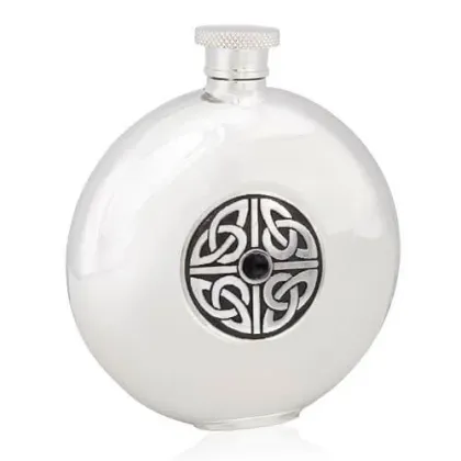 Zdjęcie Prezent – stylowa okrągła piersiówka z celtyckim zdobieniem