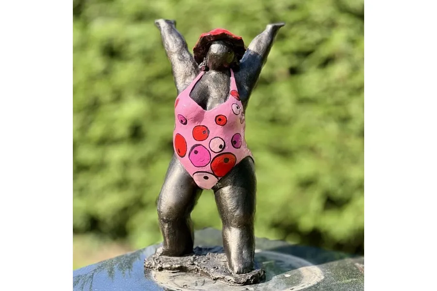 obrazek 1 Ekskluzywna rzeźba z neolitu "Kobieta w różowym kostiumie kąpielowym z kulkami" - stylowa ozdoba ogrodu