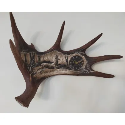 Zdjęcie Piękny grawerowany zegar wiszący z poroża