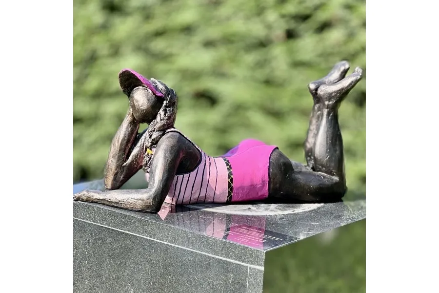 obrazek 1 Fantastyczna rzeźba ogrodowa "Kobieta leżąca na brzuchu w różowym kostiumie kąpielowym"