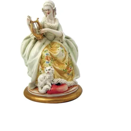 Zdjęcie Porcelanowa figurka kobiety z harfą