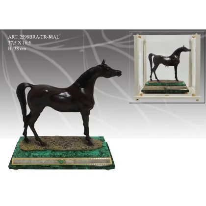 Zdjęcie Szykowny koń na podstawie