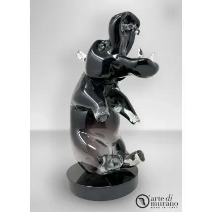 Zdjęcie Gustowna rzeźba hipopotama w kloszu ze szkła Murano