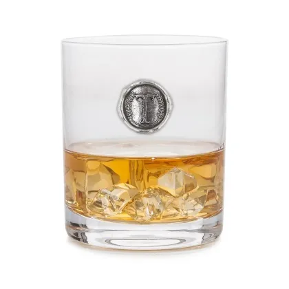 Zdjęcie Ekskluzywna szklanka do whisky z cynowym emblematem z literą „T” – stylowy prezent