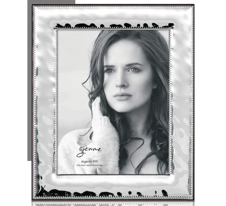 obrazek 1 Srebrna ramka na zdjęcia 20х25 cm o oryginalnym zdobieniu