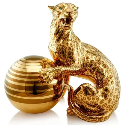 Zdjęcie Leopard z kulą ozdobną do eleganckiego salonu - złoto i biel!