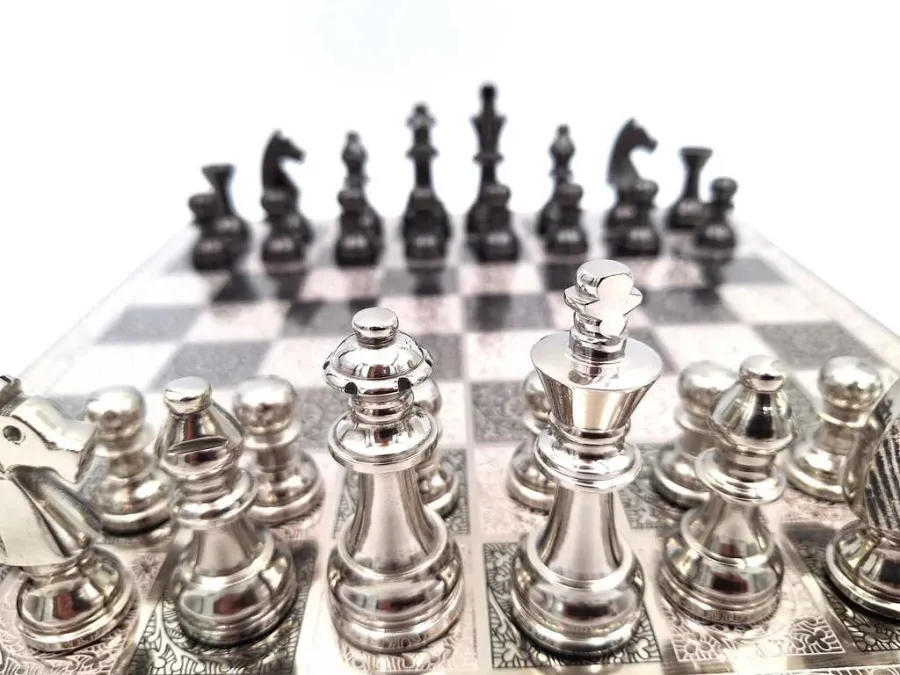 obrazek 1 Ekskluzywne zdobione szachy metalowe - Szachownica 35 x 35 cm