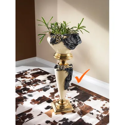 Zdjęcie Gustowna dekoracja do wnętrz - ceramiczna kolumna