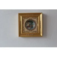 Zdjęcie Cudowny porcelanowy obraz w złotym obramowaniu na ścianę