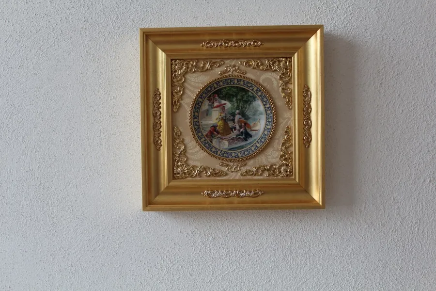 obrazek 1 Cudowny porcelanowy obraz w złotym obramowaniu na ścianę