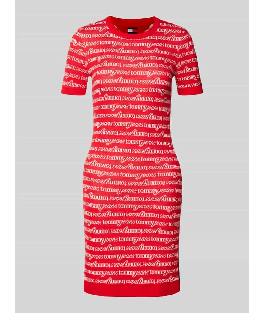 obrazek 1 Sukienka T-shirtowa z okrągłym dekoltem model ‘SCRIPT’