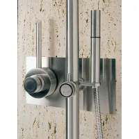 Zdjęcie Niezwykły prysznic termostatyczny z odsłoniętą kolumną i prysznicem ręcznym