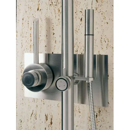 Zdjęcie Niezwykły prysznic termostatyczny z odsłoniętą kolumną i prysznicem ręcznym