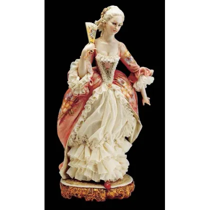 Zdjęcie Porcelanowa figurka damy z wachlarzem