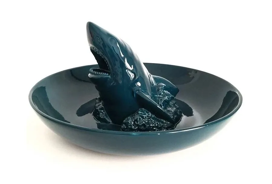 obrazek 2 Wyjątkowa dekoracja ceramiczna - misa z rekinem 35x35xh18 cm