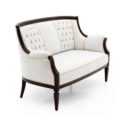 Zdjęcie Biała elegancko ukształtowana sofa w stylu klasycznym - Sevensedie