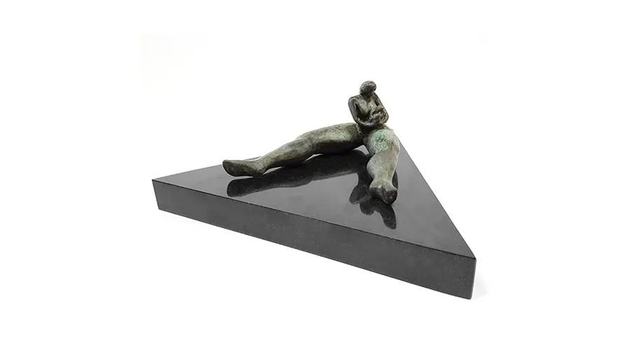 obrazek 1 Przepiękna statuetka z brązu "Siedząca kobieta" - gustowna ozdoba na prezent