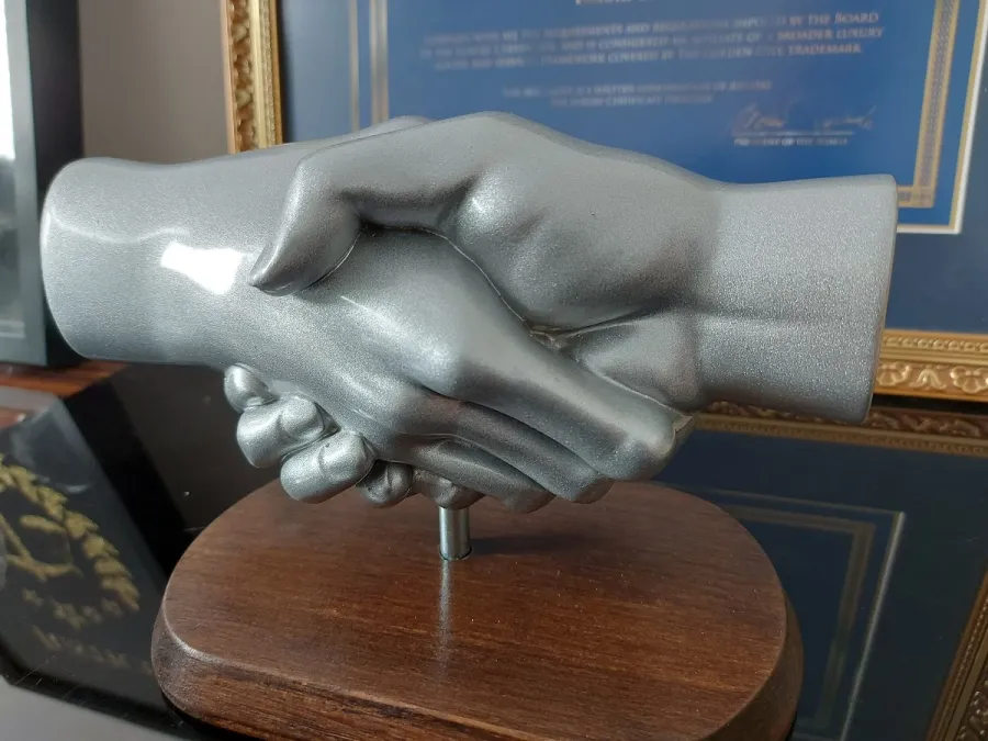 obrazek 5 Uścisk dłoni - niesamowita statuetka na prezent