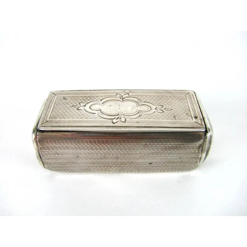 obrazek Prostokątna tabakierka srebrna z lekko zaokrąglonymi, grawerowanymi bokami
