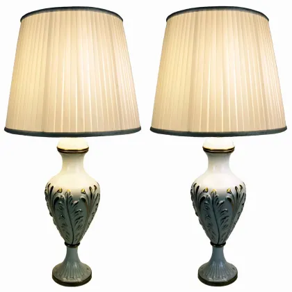 Zdjęcie Lampy z białej ceramiki ze złotymi dekoracjami na płaskorzeźbach i abażurami z jasnego jedwabiu