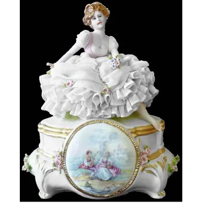 Zdjęcie Porcelanowa figurka młodej kobiety