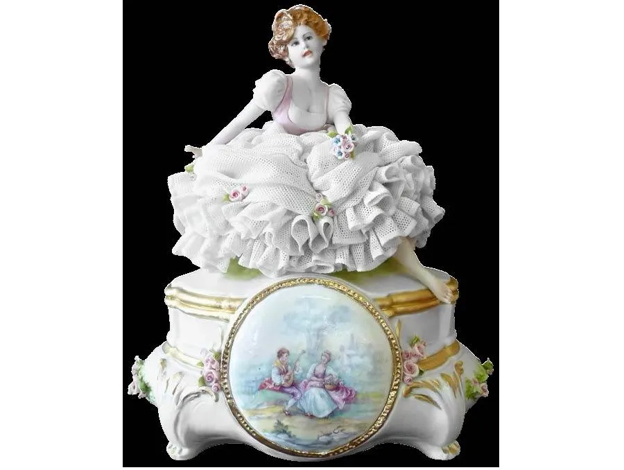 obrazek 1 Porcelanowa figurka młodej kobiety