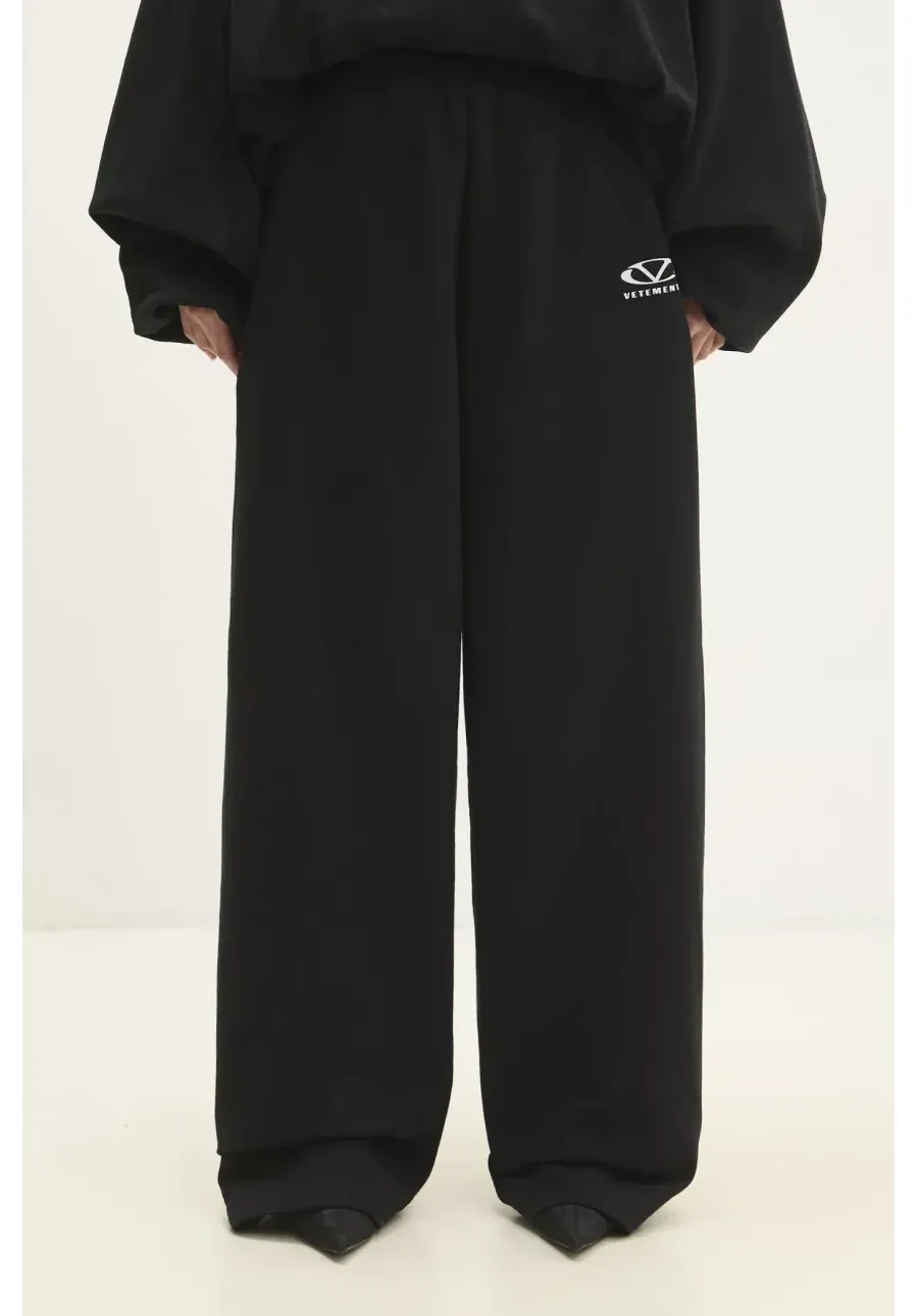 obrazek 1 VETEMENTS spodnie dresowe Oval Logo kolor czarny z nadrukiem UA66SP600BW