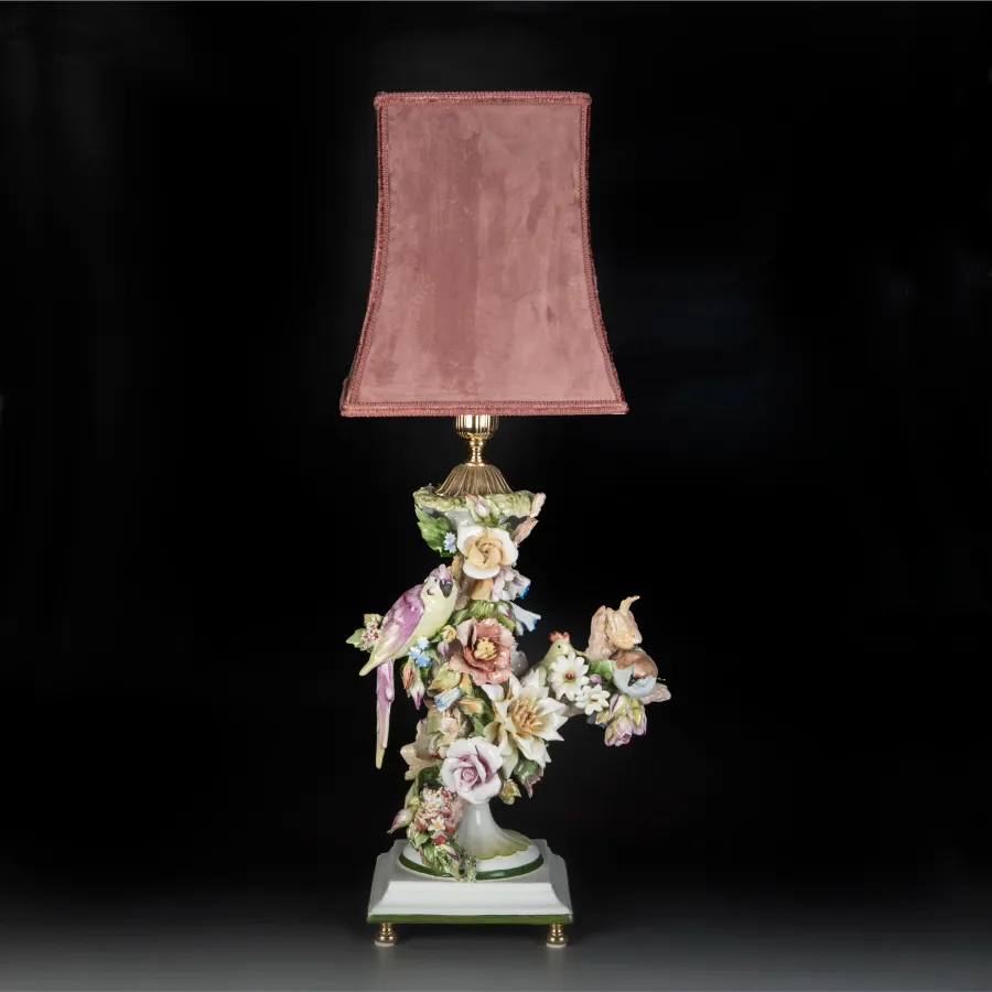 obrazek 1 Wyjątkowa ceramiczna lampa na biurko zdobiona tropikalnymi motywami