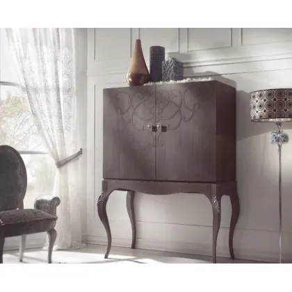 Zdjęcie Luksusowa szafka barowa z rzeźbami i wytłoczonymi dekoracjami dostępna w dwóch kolorach antycznej szarości oraz wędzonego orzecha kalii