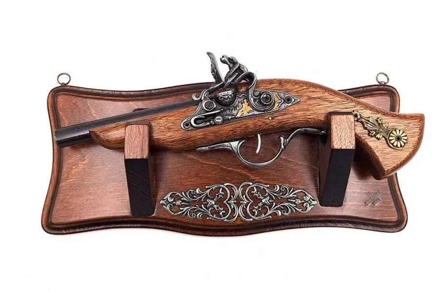 picture 2 A gun replica on a hanger - to hang on the wall