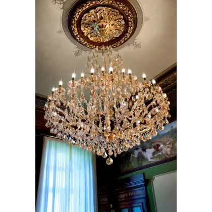 Zdjęcie Stylowy żyrandol w antycznym stylu