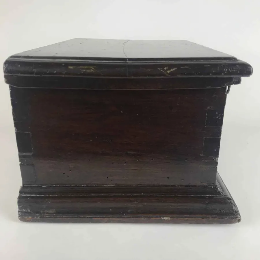 obrazek 5 Orzechowe pudełko z wieczkiem i funkcjonalnym zamkiem, ciemna patyna z końca XVIII wieku