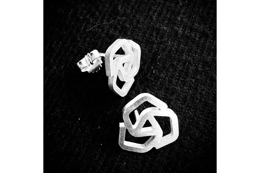 obrazek 2 Eleganckie kolczyki sztyfty matowymi, zabawnymi rozetkami - luksusowy prezent z okazji rocznicy ślubu