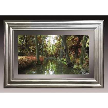 Zdjęcie Stylowe ścienne lustro weneckie – obramowanie telewizora ze srebrną, drewnianą ramą