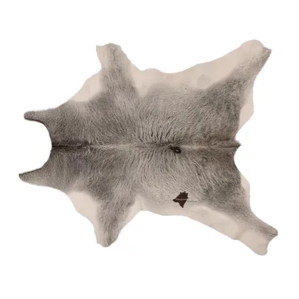 Zdjęcie Szary dywan ze skóry cielęcej do salonu